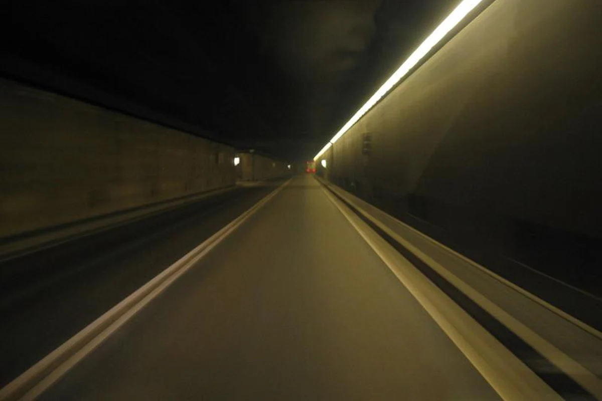 Göschenen UR / Airolo TI - Gotthardstrassentunnel nachts für Unterhaltsarbeiten gesperrt