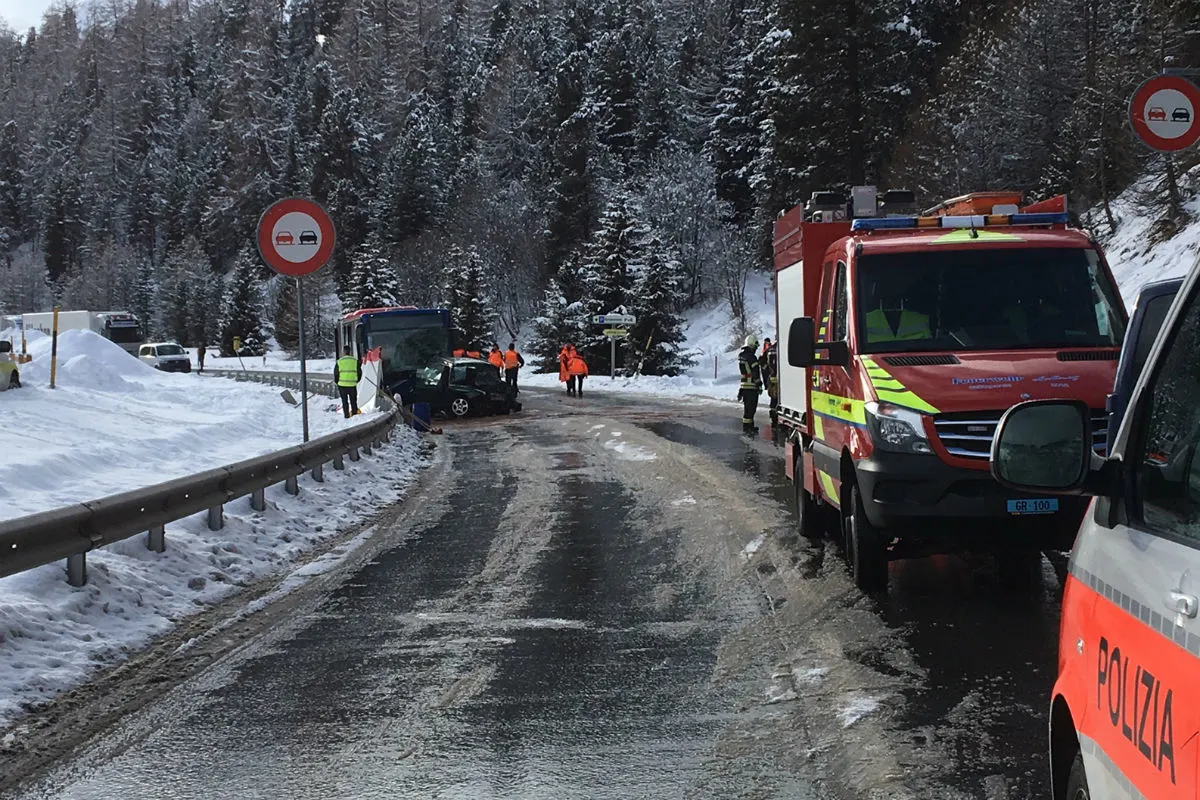 St. Moritz GR: Schleuderunfall fordert ein Todesopfer und mehrere Verletzte