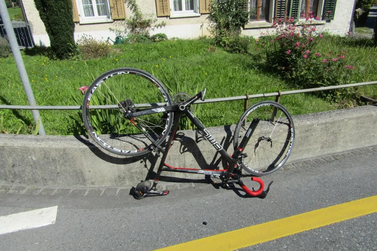Kollision zwischen Auto und Velo in Nidfurn GL