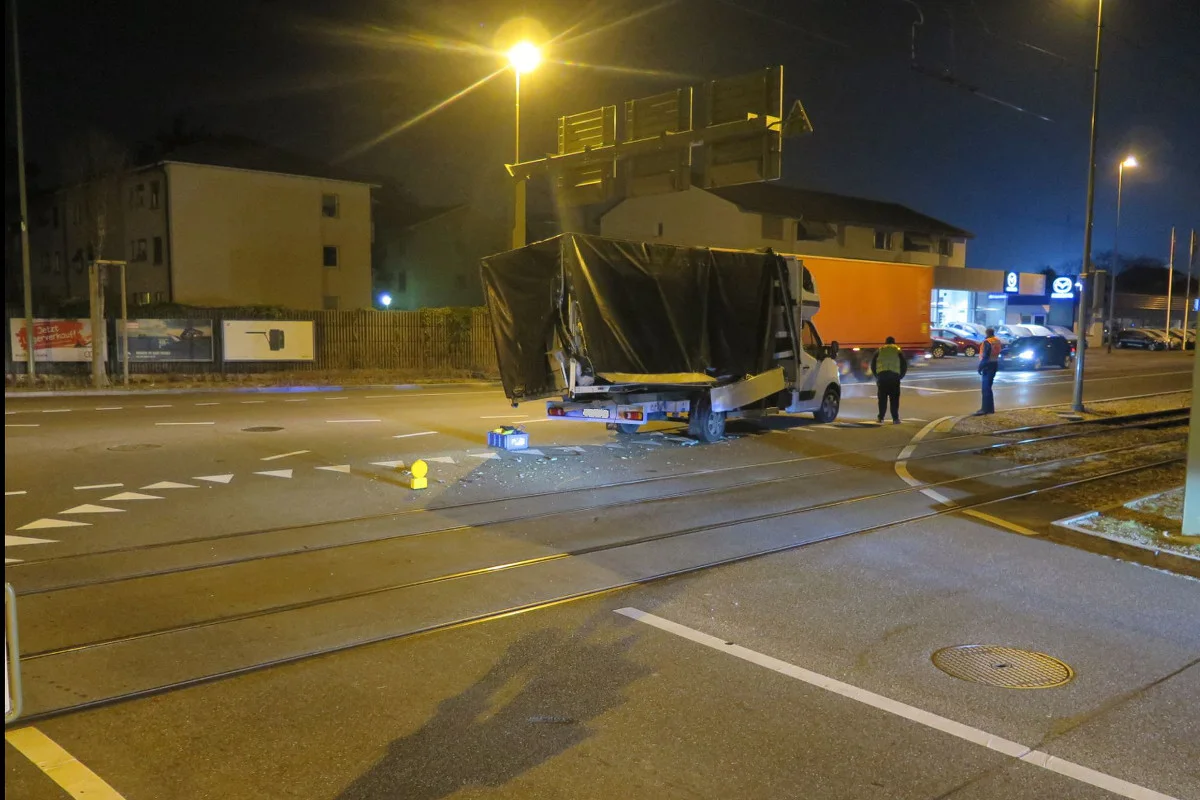 Muttenz BL - Zusammenstoss zwischen Lieferwagen und Tram