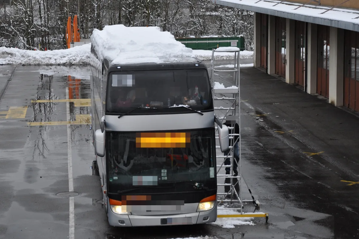 Oensingen SO - Reisecar mit rund einer Tonne Schnee auf dem Dach unterwegs