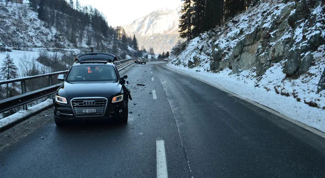 Alkoholisierter Lenker verletzt sich bei Kollision in Zernez