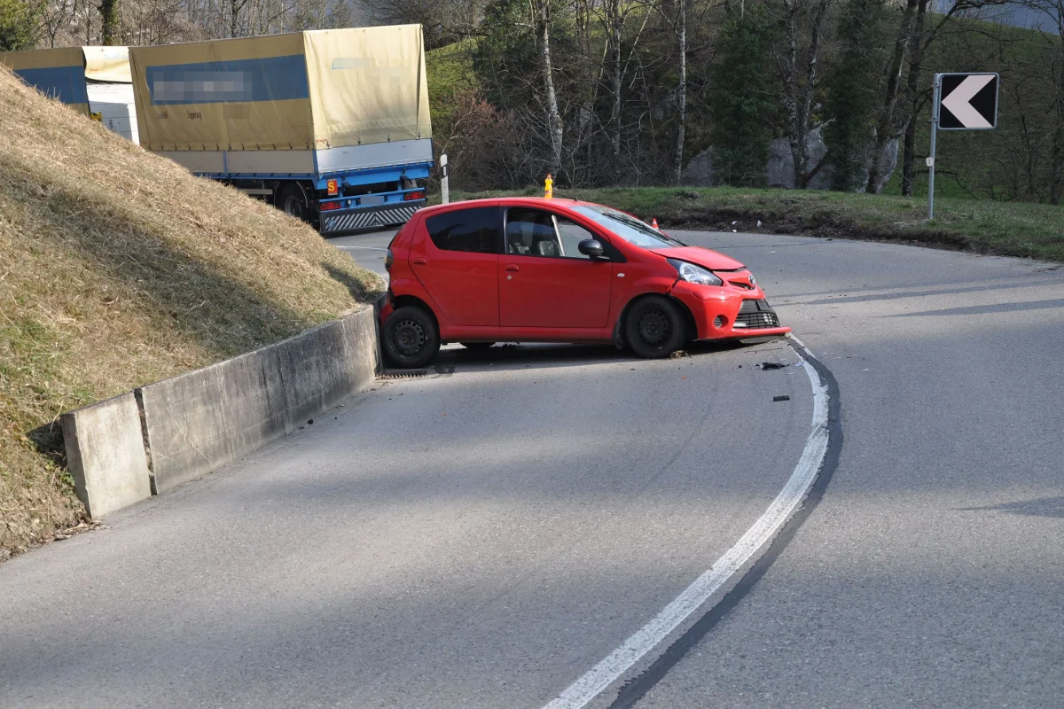 Kollision Auto - Lastwagen in Kleinlützel