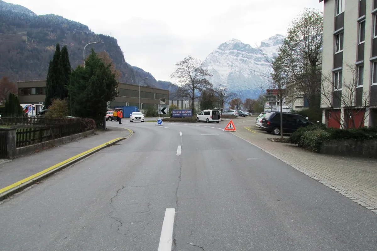 Mollis GL: Rollerfahrer bei Unfall schwer verletzt