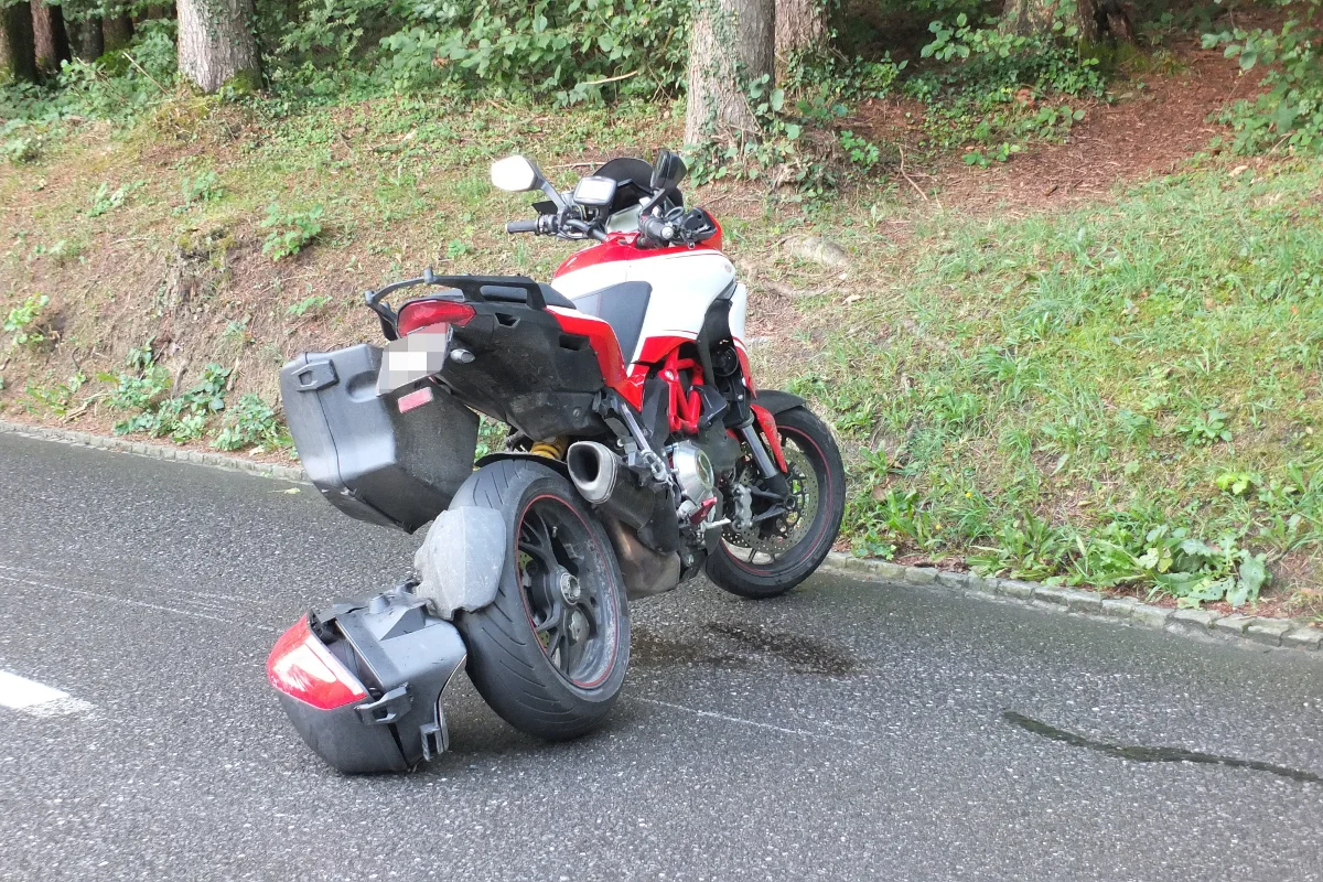 Verletzter Motorradfahrer nach Selbstunfall in Eichberg