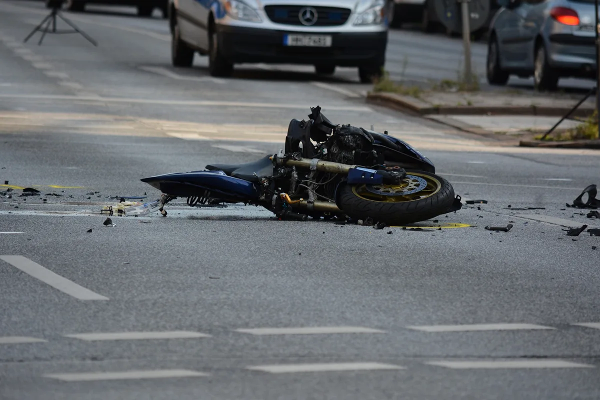 Wollerau SZ: Motorradlenkerin bei Selbstunfall schwer verletzt