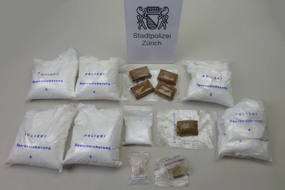 Zürich ZH - Drogenfahnder stellen über 6 Kilo Kokain sicher