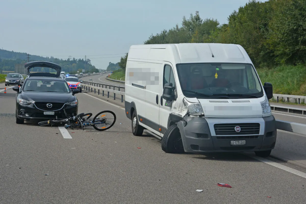 A7/Attikon ZH - Auto verliert Velos und verursacht Unfälle
