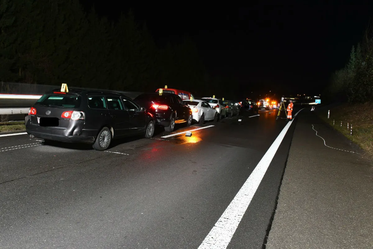 Rüschlikon ZH: Sieben Autos verunfallt - Zeugenaufruf 