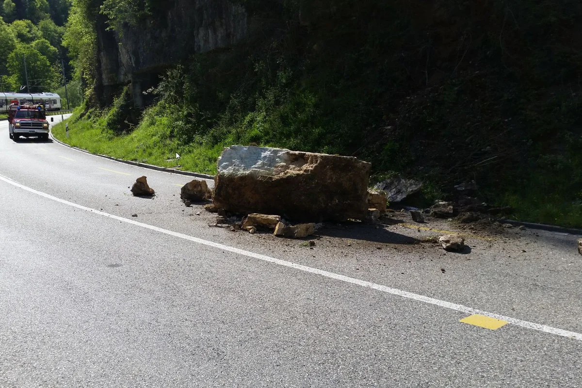 Laufen BL - Fahrstreifen nach Felssturz blockiert