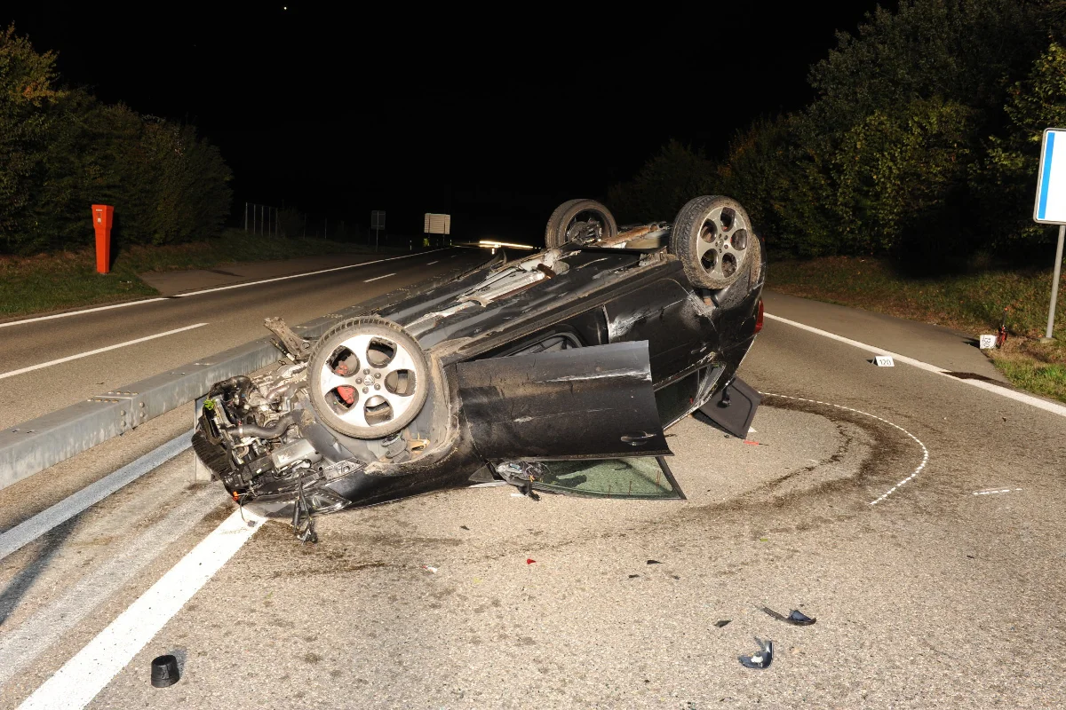 Auf der A52 bei Gossau/ZH überschlagen
