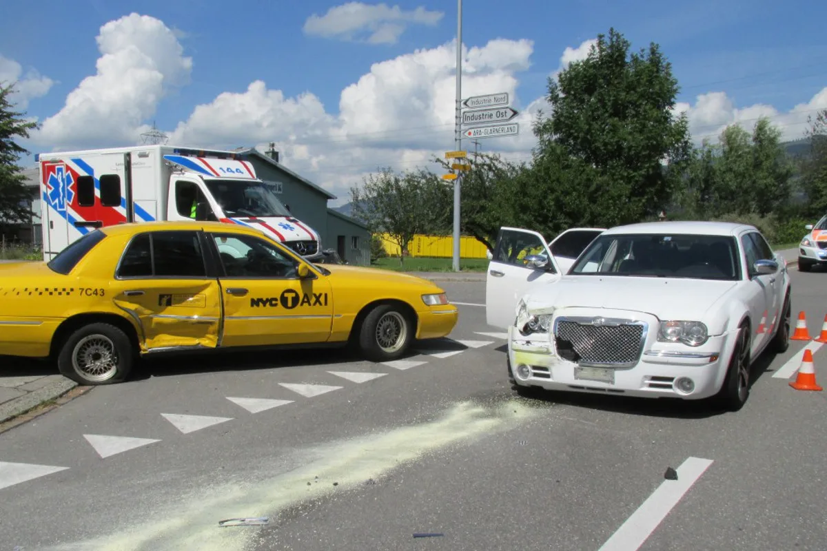 Zwei Leichtverletzte bei Verkehrsunfall in Bilten GL