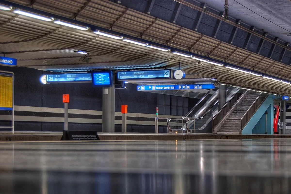 Zürich ZH - Gleisschaden sorgt für Pendlerchaos beim HB