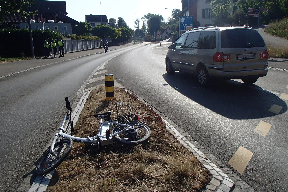 Rotlicht missachtet - Velo prallt in Aarau gegen Auto