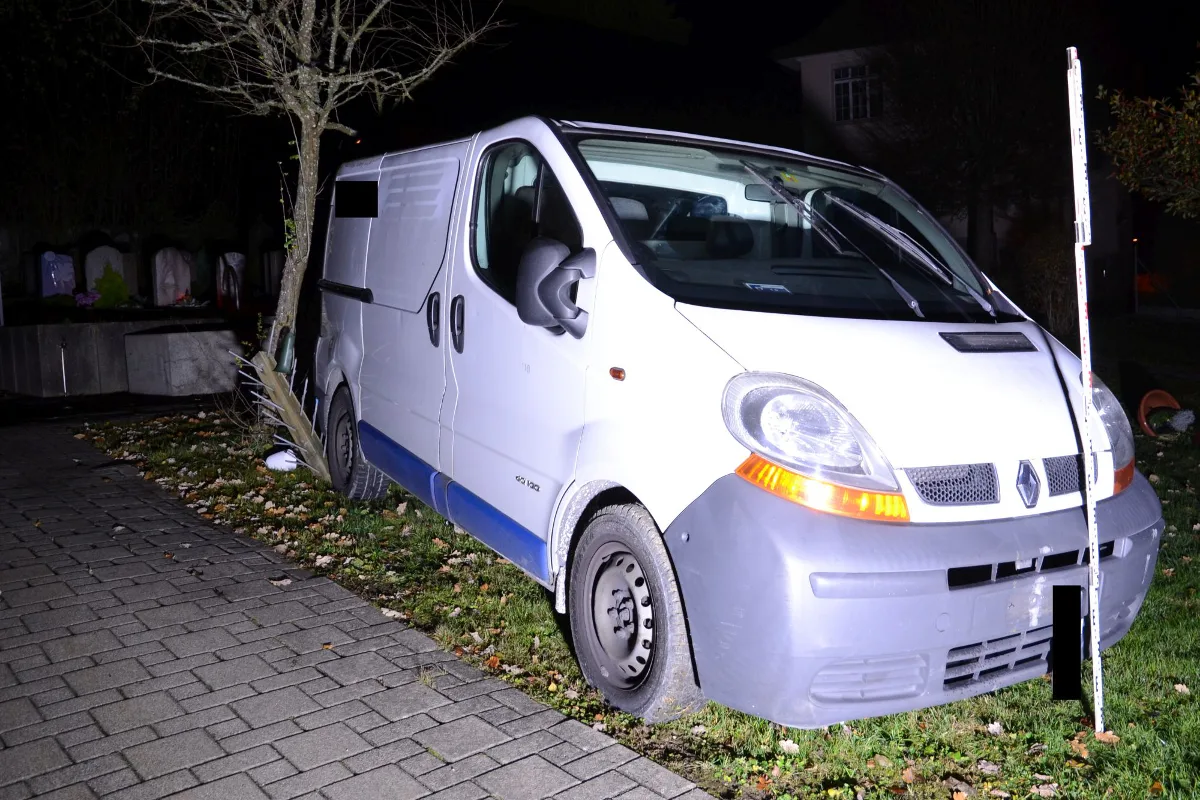 Mit Lieferwagen unsanft auf Langenbrucker Friedhof parkiert