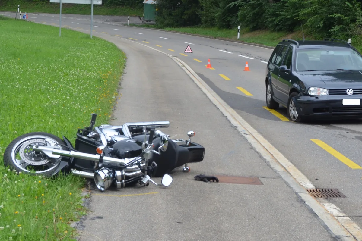 Niederteufen AR - Autolenker übersieht Motorradfahrer