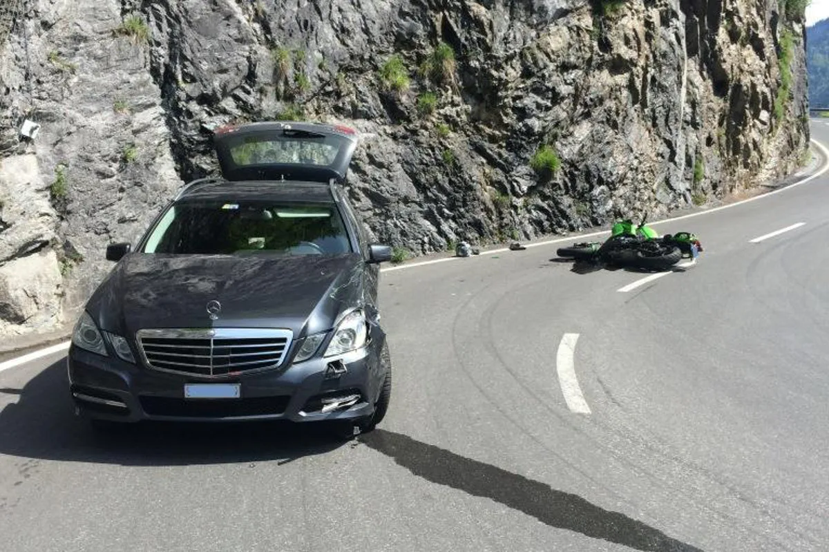 Kollision Motorrad-Auto in Linthal
