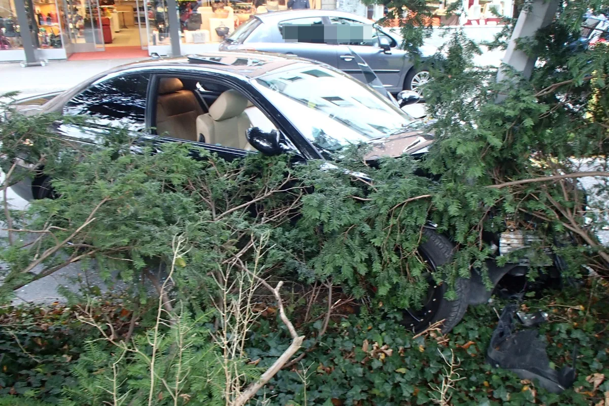 Mit BMW in Aarau gegen Kandelaber geprallt
