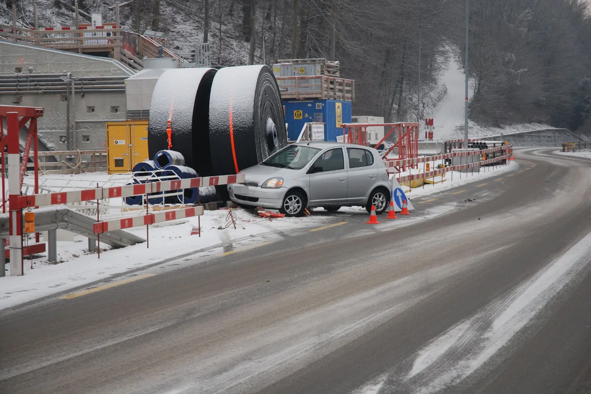 Seewen/Schönenwerd SO - Zwei Alleinunfälle auf schneebedeckter Strasse 