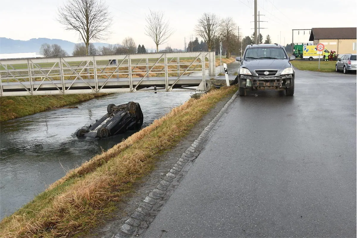 Oberriet SG - Auto stürzt in Binnenkanal  - Zeugenaufruf