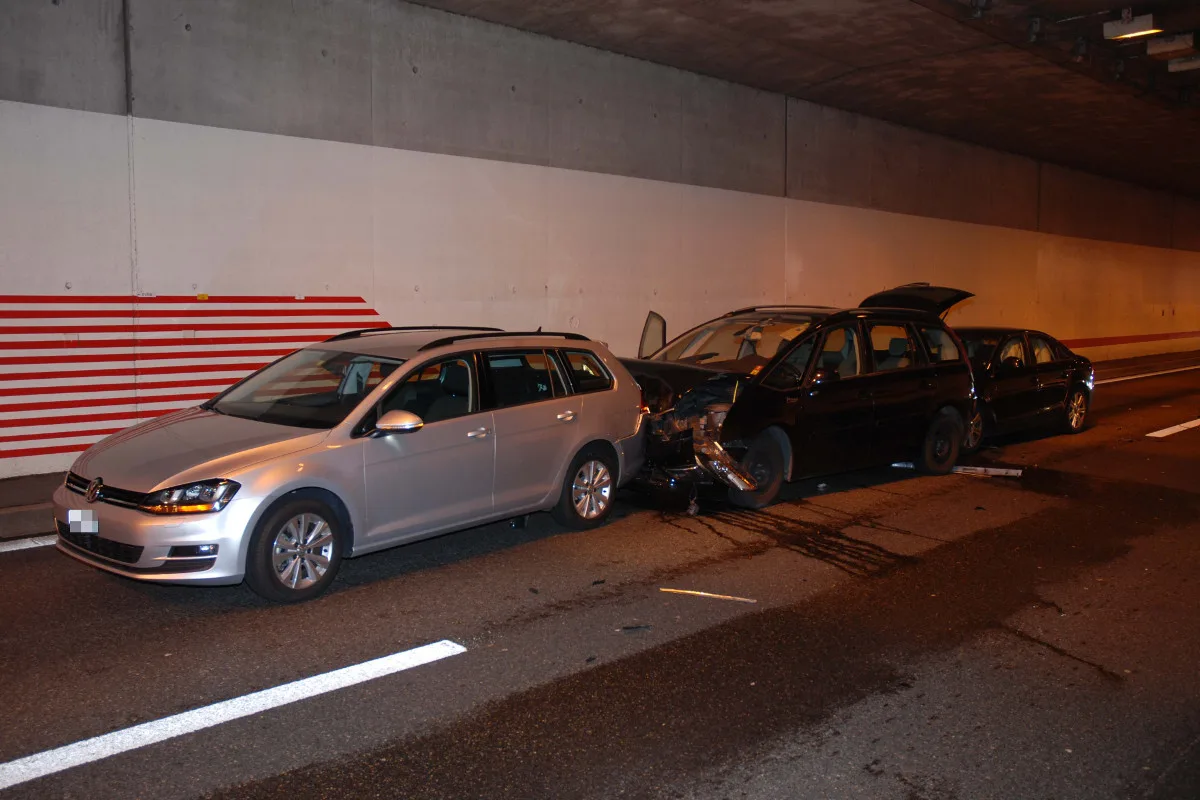 Lüsslingen-Nennigkofen SO - Verlorenes Rad führt zu Auffahrcrash im Lüsslingentunnel