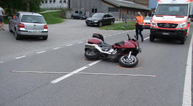 Zwei Verletzte nach Crash Auto - Töff in Trimmis