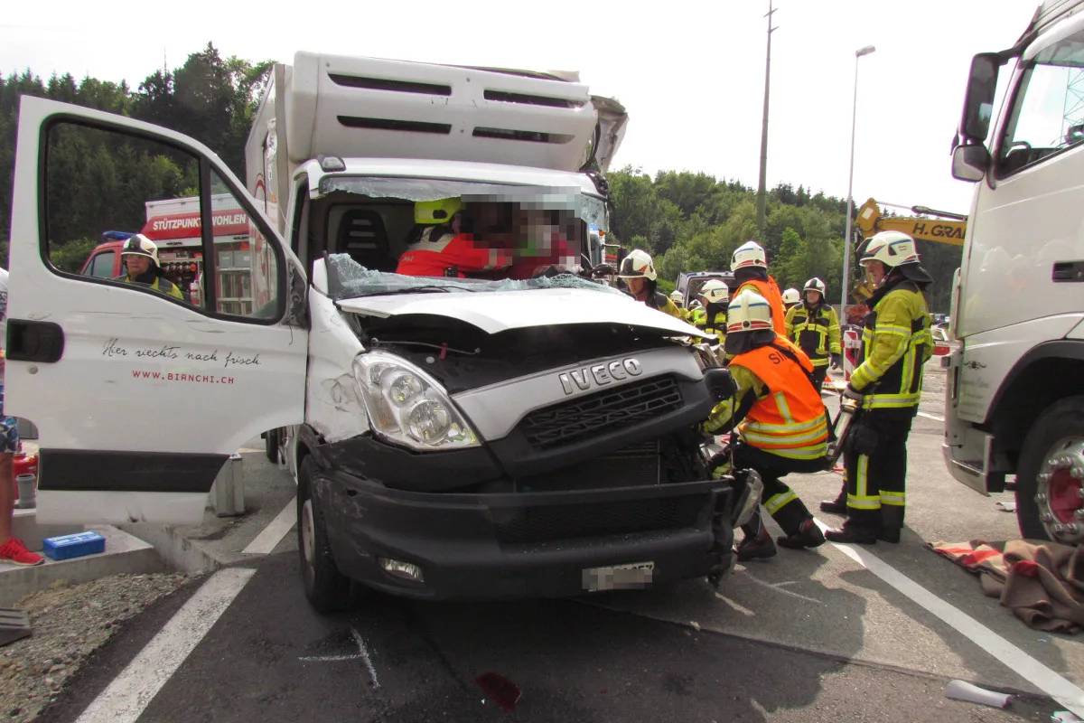 Bremgarten: Feuerwehr befreit Mann aus Fahrzeug
