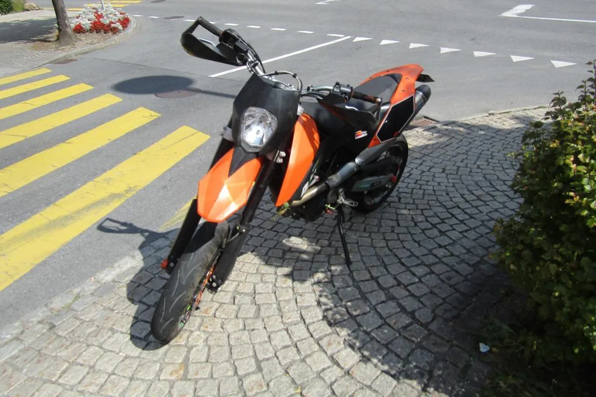 Linthal GL: Selbstunfall it Motorrad