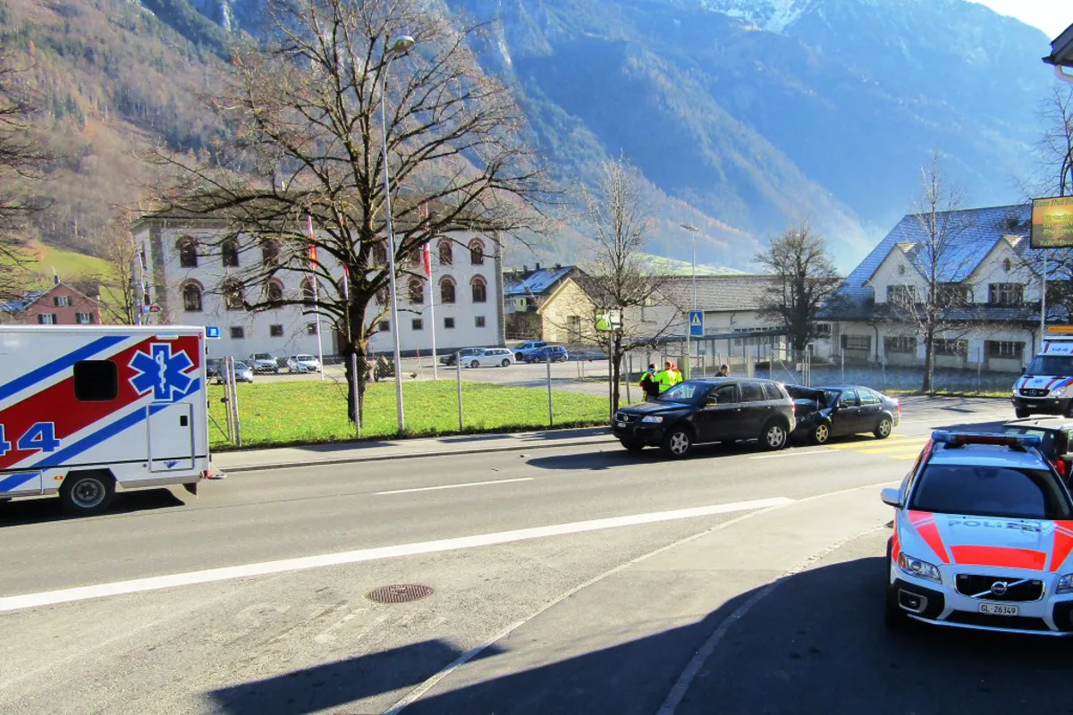 Glarus GL - Ins Heck gekracht