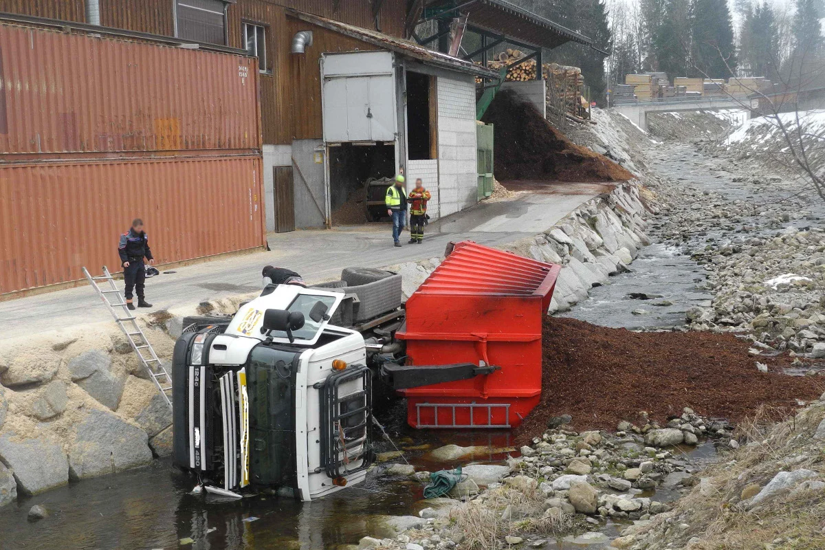 Gross bei Einsiedeln: Lastwagen landet in Bach