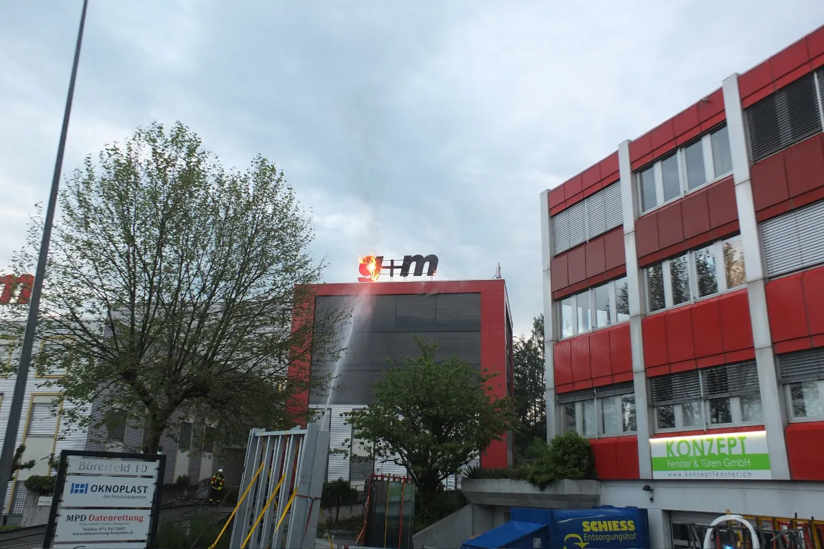 Oberbüren: Leuchtreklame fängt Feuer