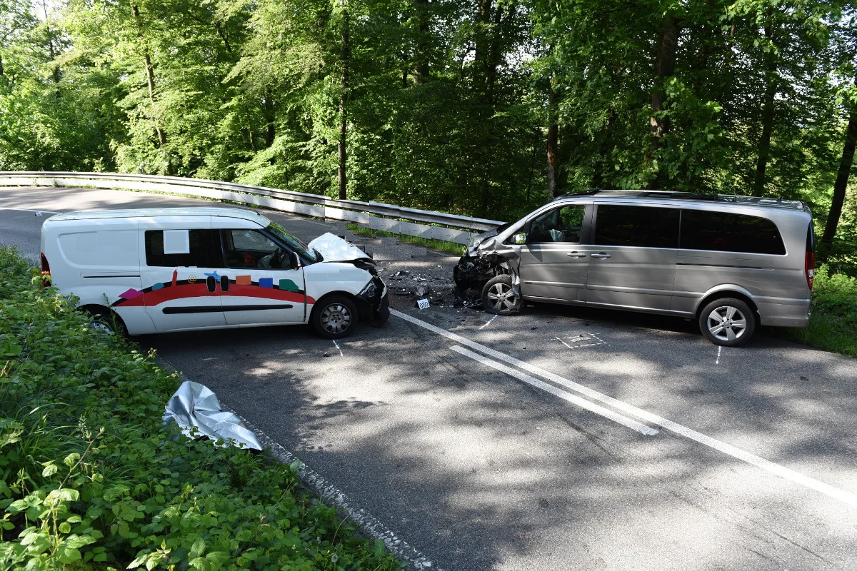 Frontalcrash in Dübendorf fordert fünf Verletzte