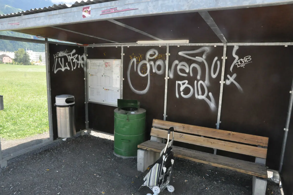 Eschen/Mauren FL - Mehrere Buswartehäuschen versprayt