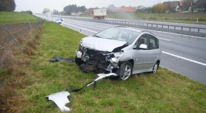 In Düdingen von der Fahrbahn abgekommen