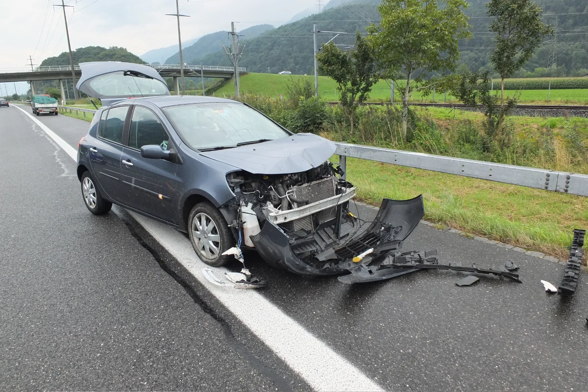 Totalschaden nach Alleincrash auf der A3 bei Heiligkreuz