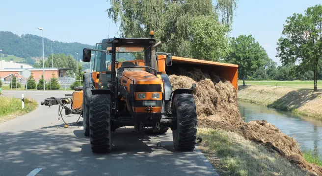 Traktoranhänger in Au umgekippt