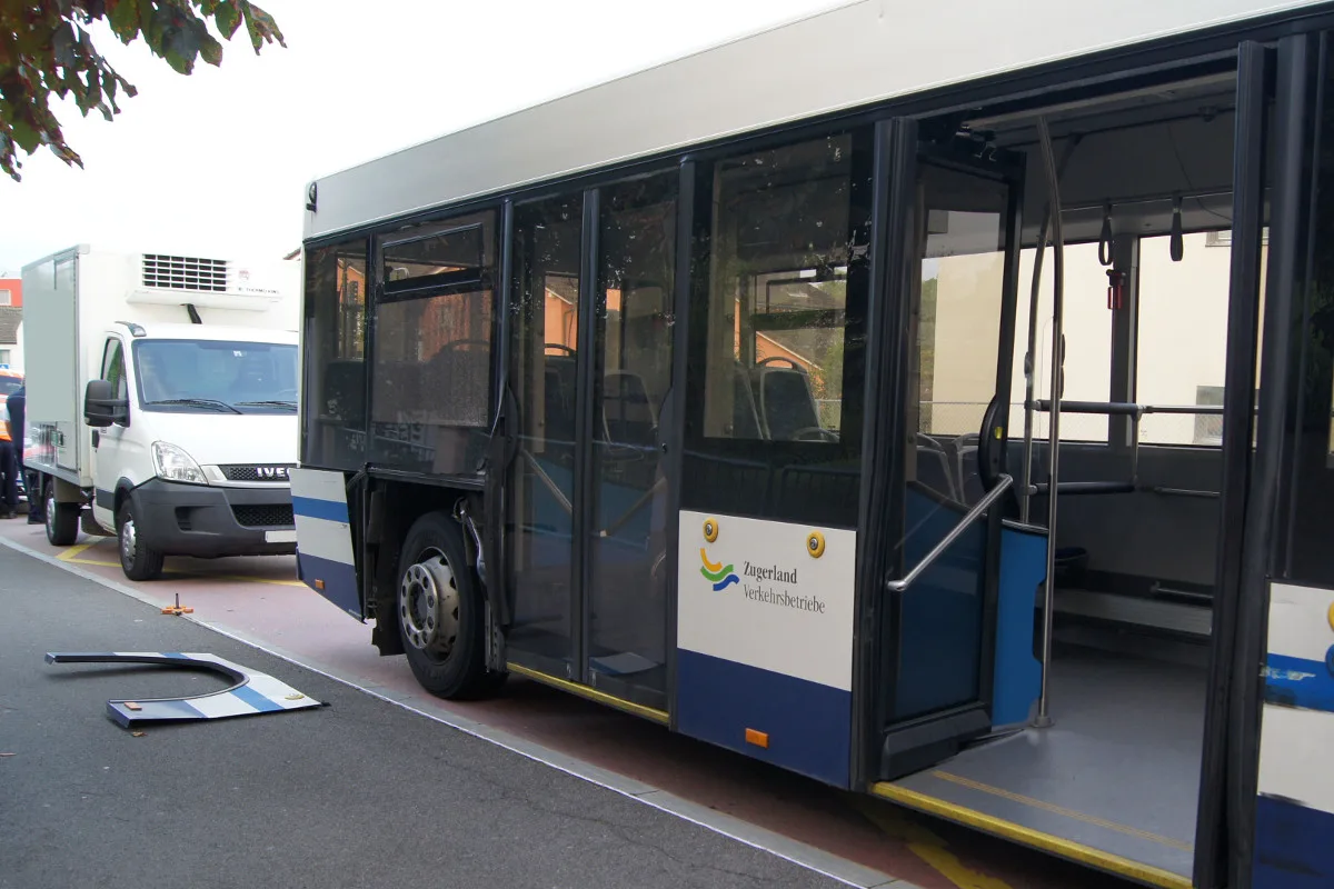 Zug ZG - Lieferwagen fährt rückwärts gegen Linienbus