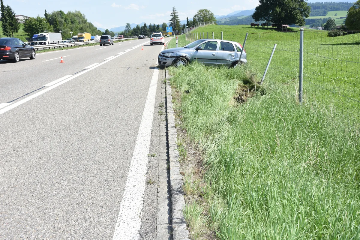 Gossau SG - Velofahrer bei Kollision mit Auto verletzt