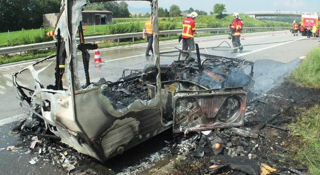 Oberriet SG - Auto fährt auf Lieferwagen auf