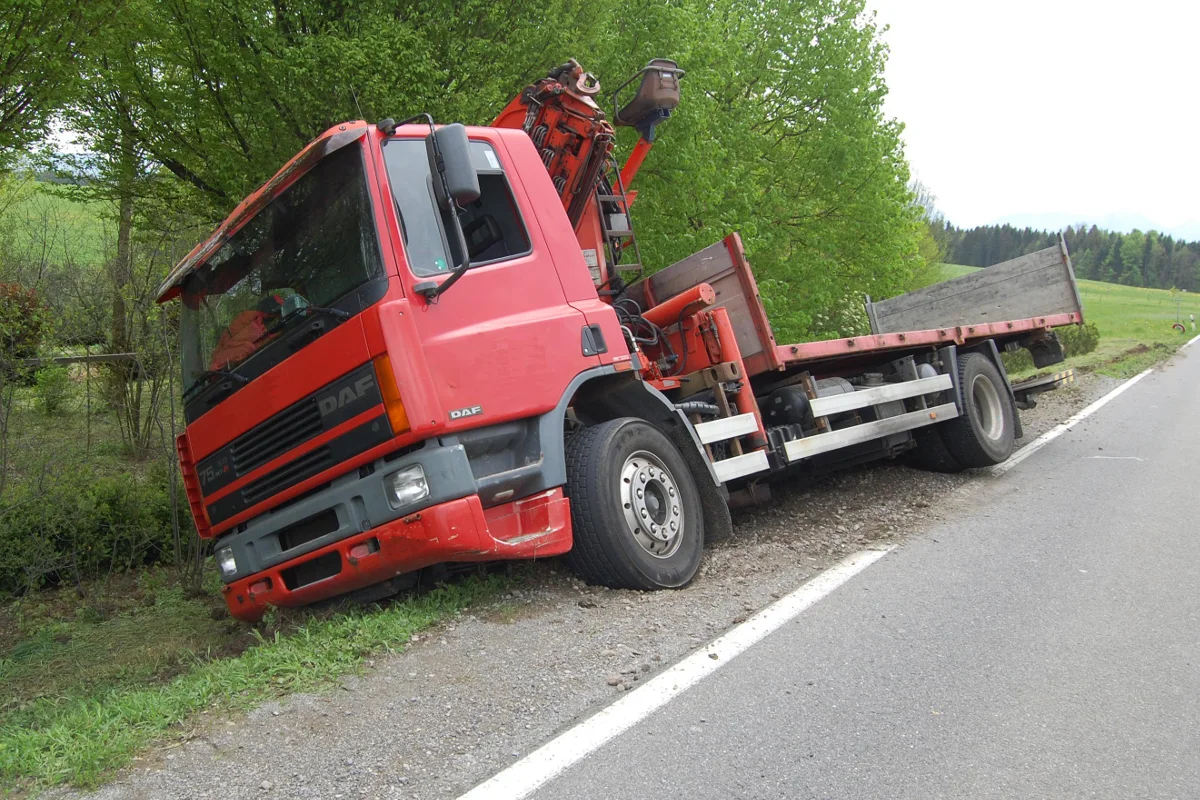 Lastwagen bleibt in Neudorf im Wiesland stecken