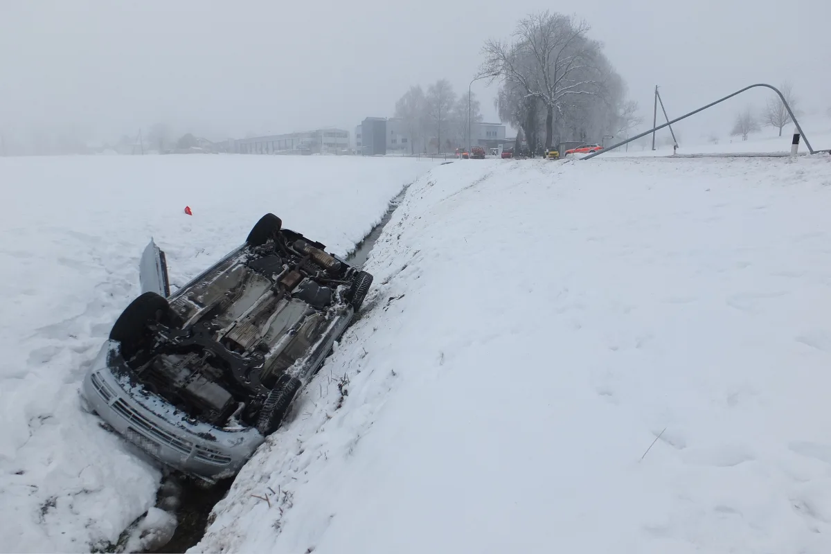 Altstätten SG - Mit Auto überschlagen und Unfallstelle verlassen
