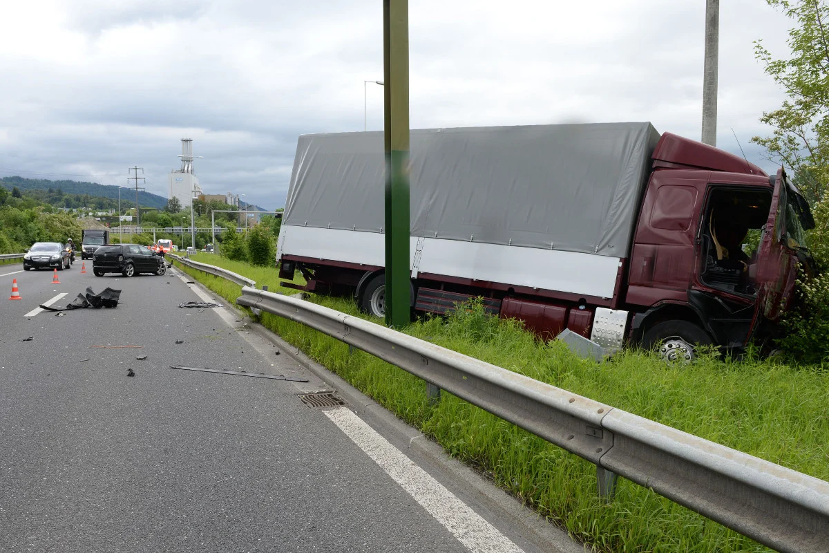 Crash Lastwagen-Auto auf der A14 bei Ebikon