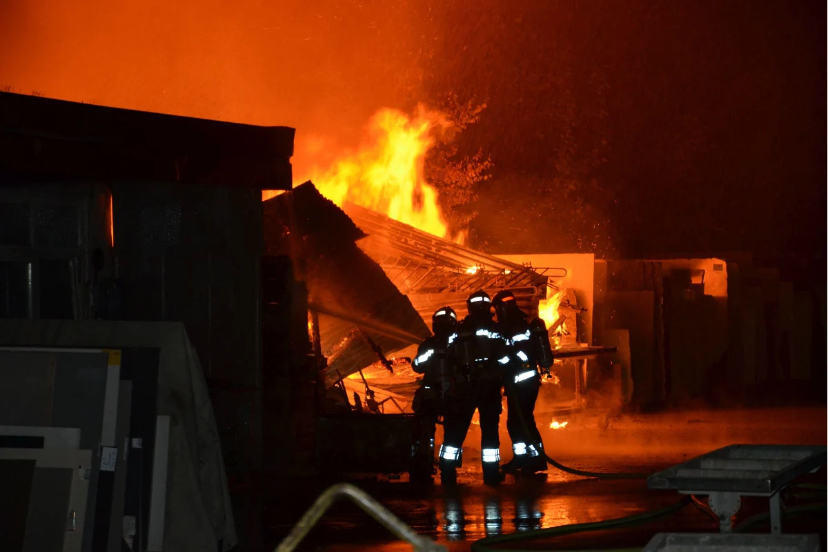 Birsfelden BL - Feuerwehr im Kampf gegen die Flammen