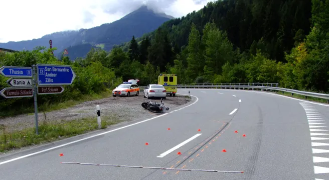 Verkehrsunfall in Zillis fordert vier Verletzte 
