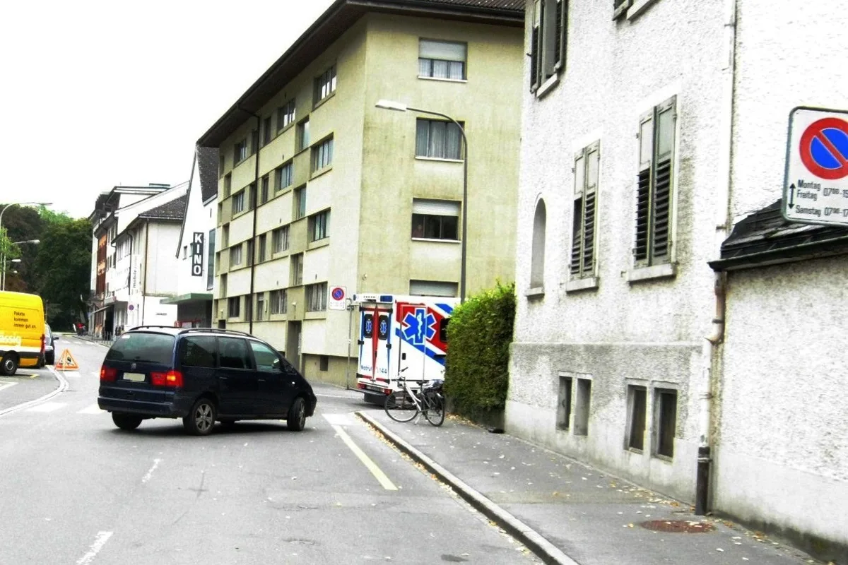 84-jähriger Velofahrer in Glarus von Auto angefahren