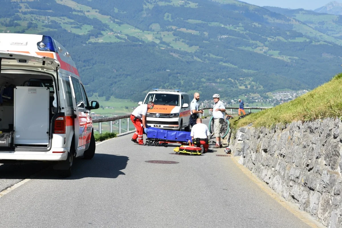 Triesenberg FL - Mountainbikerin stürzt vorwärts über den Lenker auf den Asphalt