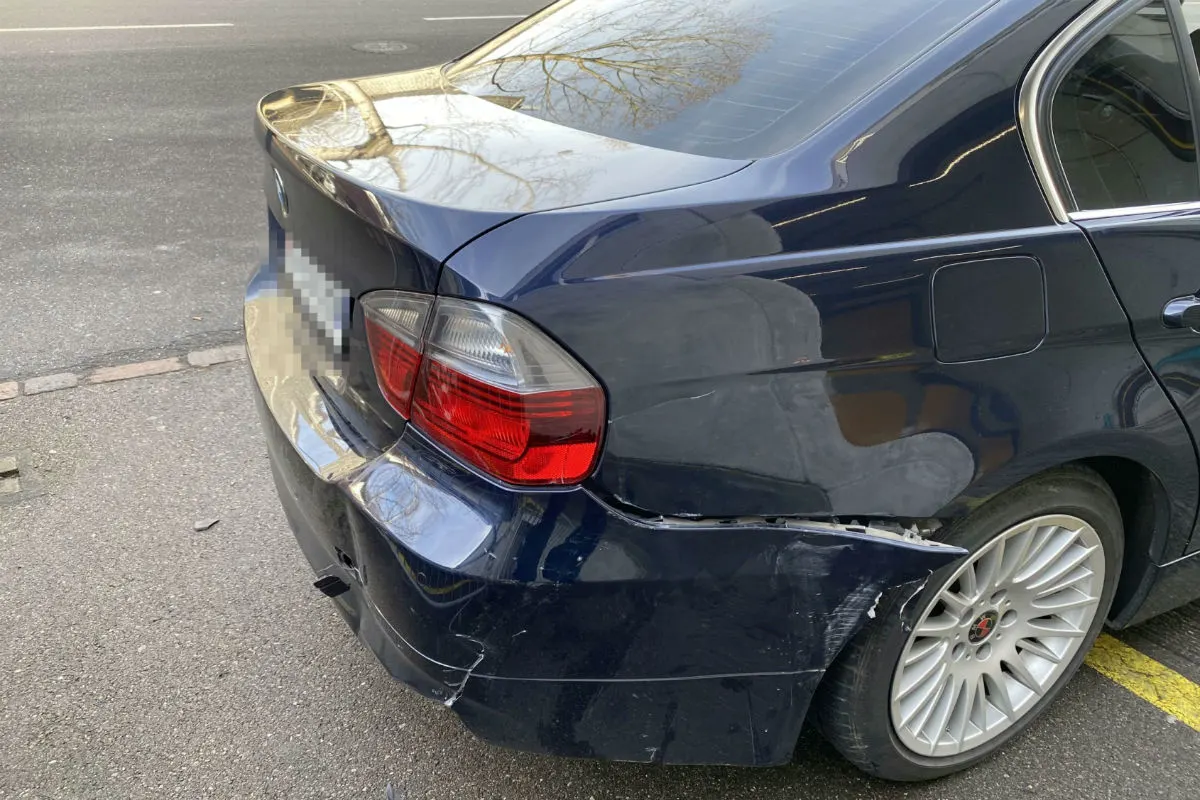 Baden AG - BMW-Heck bricht aus – Neulenker verursacht Unfall