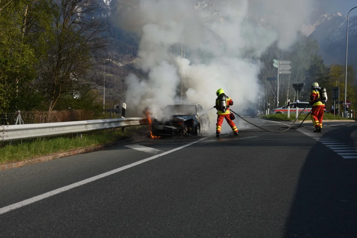 Sevelen SG -  Auto auf der Autobahneinfahrt in Brand geraten