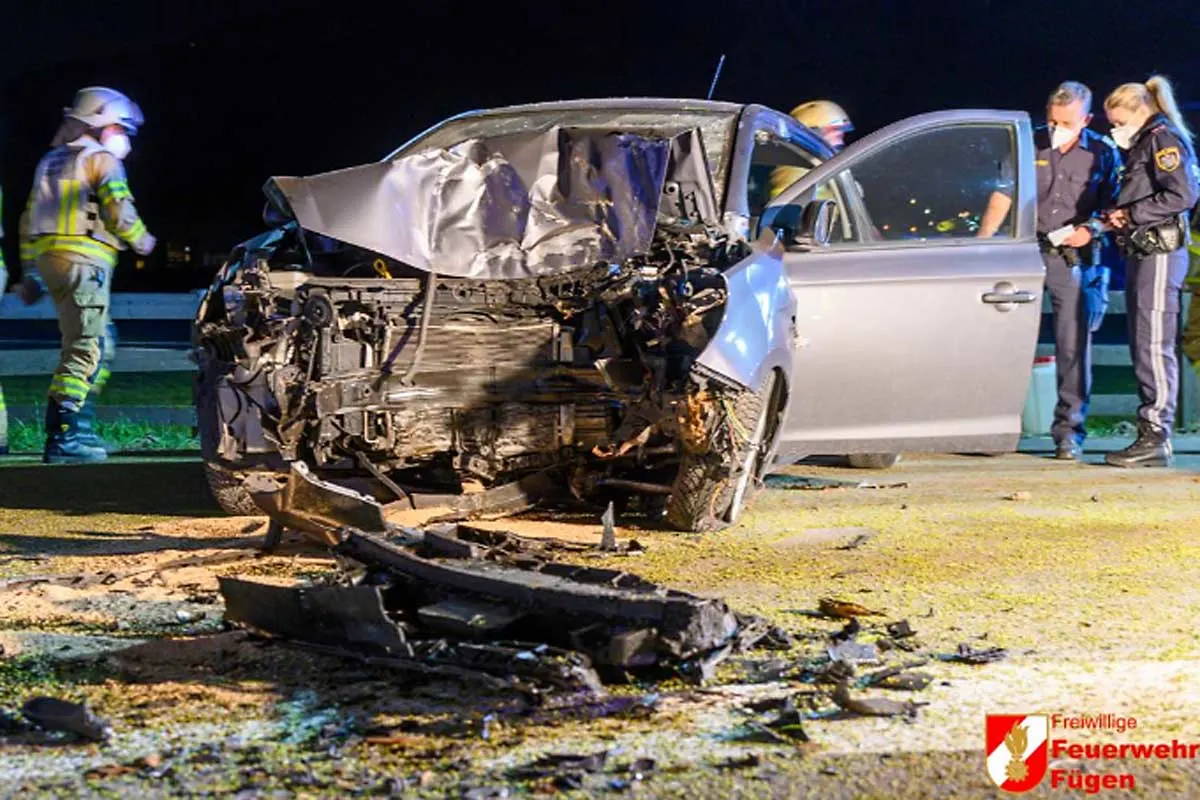 Fügen - Autofahrerin stirbt bei Aufprall gegen Baum
