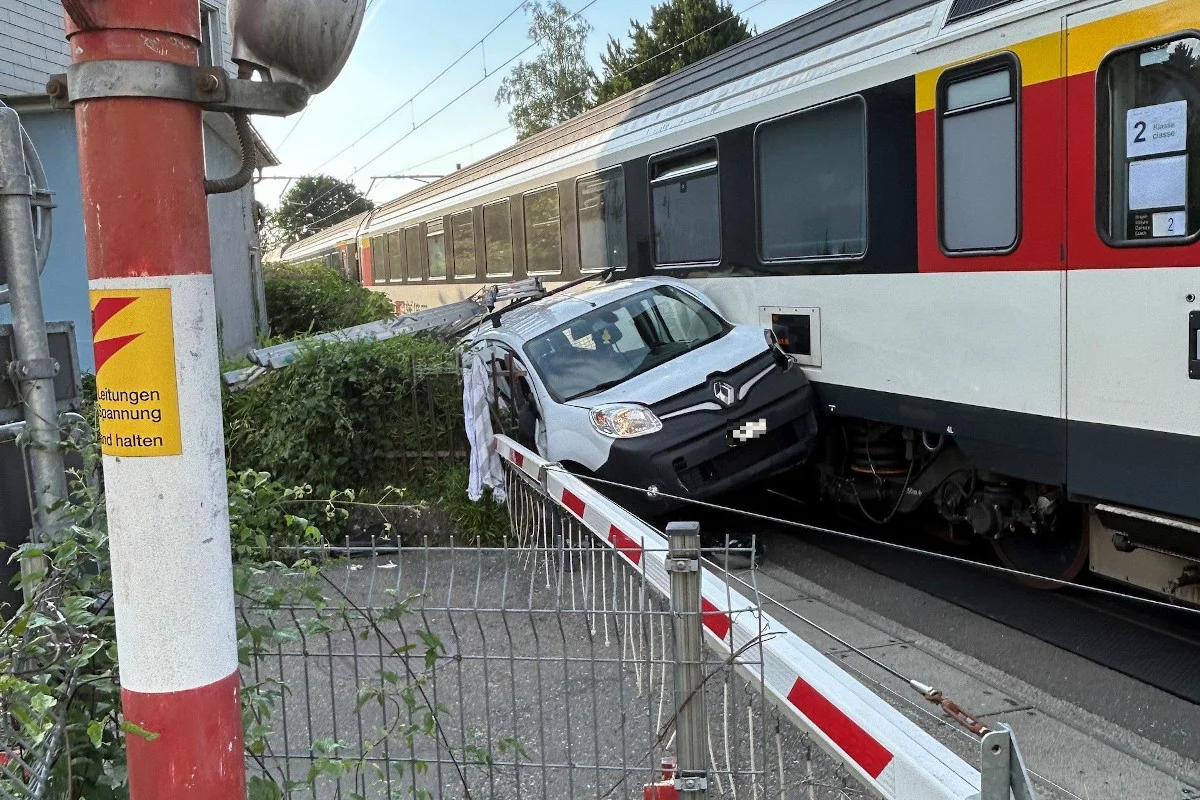 Unfall mit Zug in Horgen ZH – Auto auf Bahnübergang von Intercity erfasst